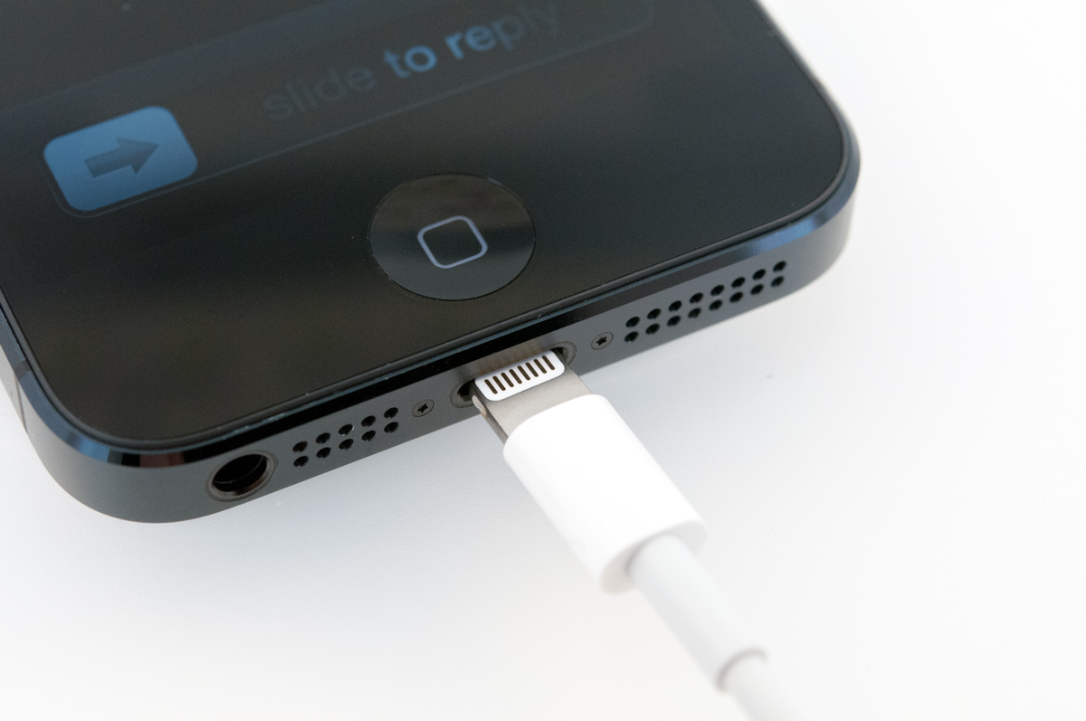 Usb ios. Iphone 14 Lightning разъем. Разъём Lightning iphone 12. Разъем Лайтинг iphone 8. Зарядка Лайтнинг айфон