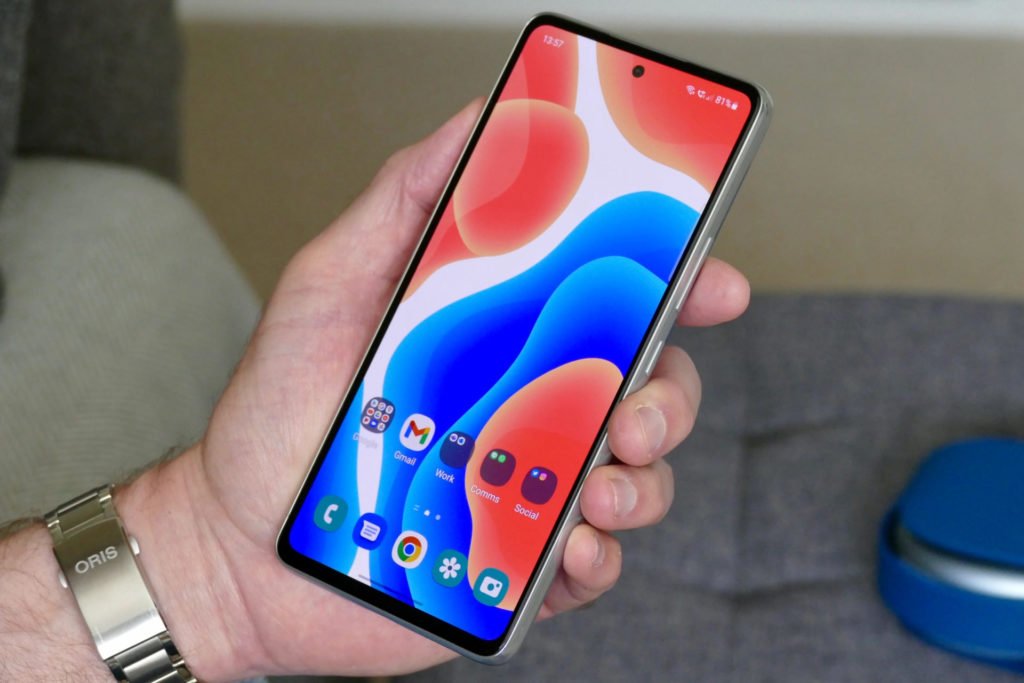 Samsung Galaxy A53 получает апрельский апдейт во всём мире