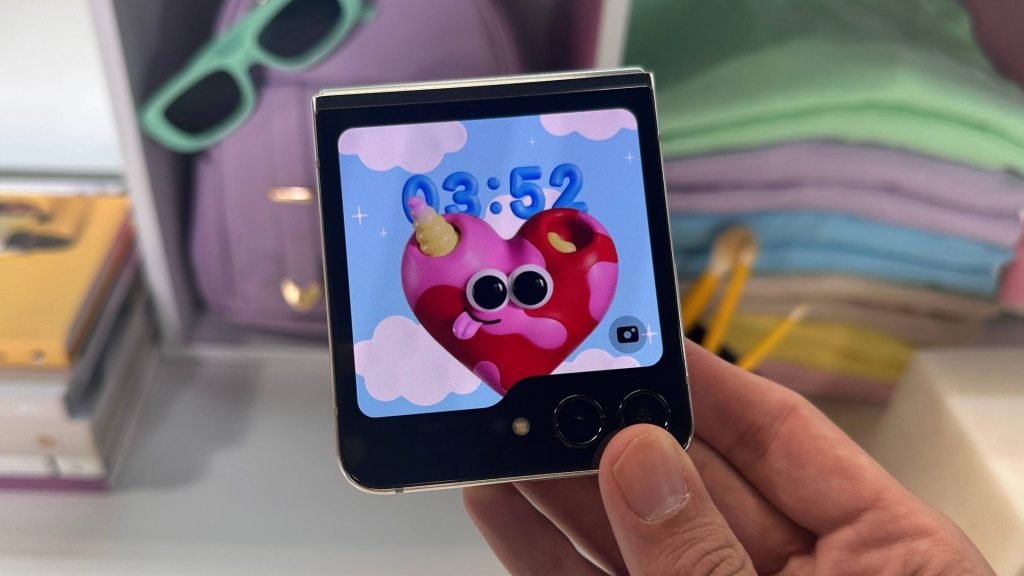 Galaxy Z Flip 5 официально представлен с новым экраном Galaxy Z Flip 5 официально представлен с новым экраном
